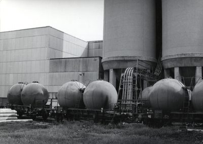 166967 Afbeelding van enkele silowagens van de N.S. voor het vervoer van cement naar Eternit BV te Goor.